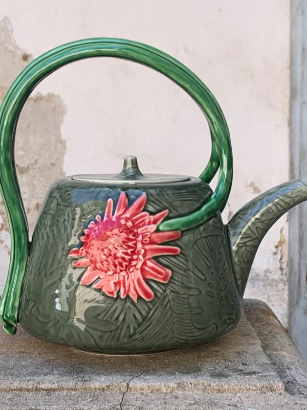 Teiera con fiori realizzata in ceramica