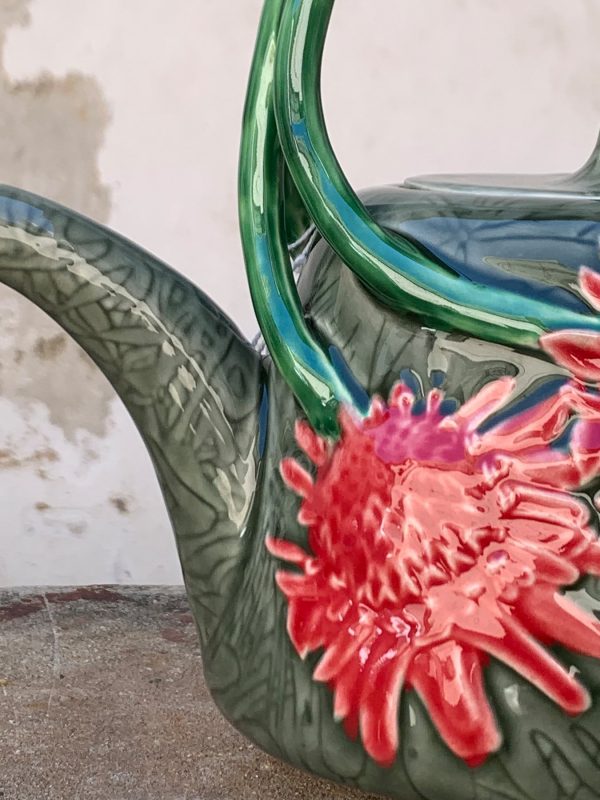 Teiera con fiori realizzata in ceramica